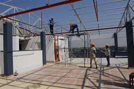 Tháo dỡ phần sai phạm được triển khai thủ công để đảm bảo an toàn cho người và kết cấu tòa nhà. (Ảnh Mạnh Khánh/TTXVN)