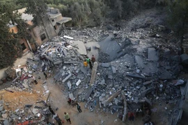 Các tòa nhà bị phá hủy sau cuộc không kích của Israel xuống Dải Gaza ở Rafah ngày 14/10/2023. (Ảnh: THX/TTXVN)