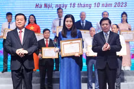 Trưởng ban Tuyên giáo Trung ương Nguyễn Trọng Nghĩa và Bí thư Đảng ủy Khối các Cơ quan Trung ương Nguyễn Văn Thể trao tặng Bằng khen của Ban Chấp hành Đảng bộ Khối các cơ quan Trung ương cho Đảng bộ Thông tấn xã Việt Nam. (Ảnh: An Đăng/TTXVN)