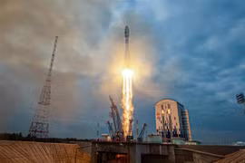 Tên lửa đẩy Soyuz-2.1b, mang theo tàu vũ trụ Luna-25, rời bệ phóng từ sân bay vũ trụ Vostochny ở vùng Viễn Đông, LB Nga ngày 11/8/2023. (Ảnh: AFP/TTXVN)