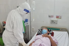 Điều trị cho bệnh nhân COVID-19. (Ảnh: Đinh Hằng/TTXVN)