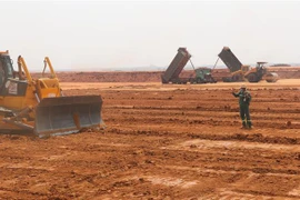 Kỹ sư kiểm tra việc san nền Sân bay Long Thành. (Ảnh: Công Phong/TTXVN)