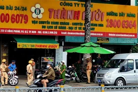 Công an kiểm tra trụ sở Công ty Thành Bưởi. (Ảnh: Thành Chung/TTXVN)