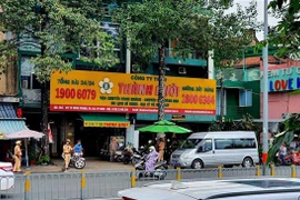 Công an kiểm tra trụ sở Công ty Thành Bưởi. (Ảnh: Thành Chung/TTXVN)