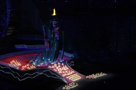 Ngọn đuốc Asian Para Games 2023 chuẩn bị được tắt trong lễ bế mạc ở Hàng Châu, Trung Quốc tối 28/10/2023. (Ảnh: THX/TTXVN)