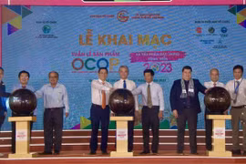Các đại biểu nhấn nút khai mạc Tuần lễ sản phẩm OCOP và sản phẩm đặc trưng các vùng miền năm 2023. (Ảnh: Xuân Anh/TTXVN)
