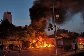 Đám cháy nhanh chóng bao trùm sau khi có tiếng nổ lớn. (Ảnh: TTXVN phát)