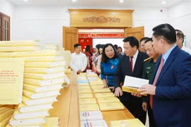 Các lãnh đạo cùng đại biểu tham quan trưng bày sách. (Ảnh: Phương Hoa/TTXVN)