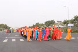 Diễu hành hưởng ứng Tuần lễ Áo dài và Ngày Quốc tế Phụ nữ. (Ảnh minh họa: Lê Thúy Hằng/TTXVN)