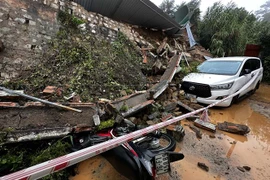 Hiện trường vụ sạt lở taluy trên đường Khởi Nghĩa Bắc Sơn. (Ảnh: Nguyễn Dũng/TTXVN)