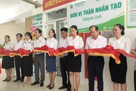 Lãnh đạo huyện Cần Giờ và lãnh đạo Sở Y tế Thành phố Hồ Chí Minh cắt băng khai trương Đơn vị Chạy thận Nhân tạo Cần Giờ. (Ảnh: Đinh Hằng/TTXVN)