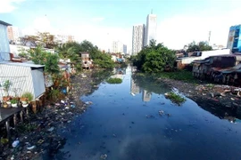 Rạch Xuyên Tâm tại Thành phố Hồ Chí Minh bị ô nhiễm suốt thời gian qua. (Ảnh: TTXVN phát)