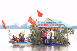 Các bè nổi trang trí đẹp, ấn tượng, đảm bảo các tiêu chí do Ban Tổ chức đưa ra sẽ được chọn trao giải tại ngày hội. (Ảnh: Công Mạo/TTXVN)
