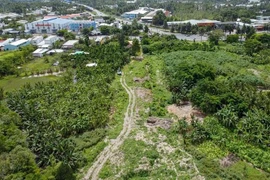 Hiện trạng bãi rác số 8 nằm chắn ngang tuyến cao tốc Cần Thơ-Cà Mau. (Ảnh: Thanh Liêm/TTXVN)