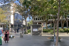 Một nhà vệ sinh công cộng trên đường phố Paris. (Nguồn: Vietnam+)