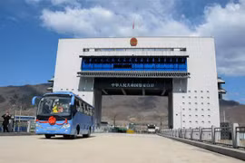 Xe buýt du lịch đi qua cửa khẩu mới khai trương nối thành phố Cát An của Trung Quốc với Manpo của Triều Tiên, ngày 8/4/2019. (Ảnh: AFP/TTXVN)