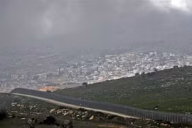Hàng rào ngăn cách khu vực Cao nguyên Golan do Israel chiếm đóng, gần thị trấn Majdal Shams, với Syria, ngày 25/3/2019. (Ảnh: AFP/TTXVN)