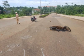 Hiện trường vụ tai nạn khiến người phụ nữ nguy kịch. (Ảnh: Đậu Tất Thành/TTXVN)