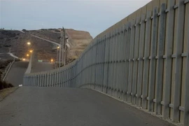Hàng rào biên giới giữa Mỹ và Mexico tại San Diego, bang California (Mỹ). (Ảnh: THX/TTXVN)