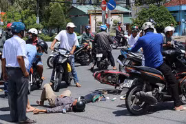 Xe trung chuyển khách gây tai nạn liên hoàn, 3 người bị thương