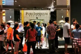 Người dân sơ tán khỏi các tòa nhà cao tầng sau trận động đất ở Jakarta, Indonesia, ngày 2/8. (Ảnh: AFP/TTXVN)