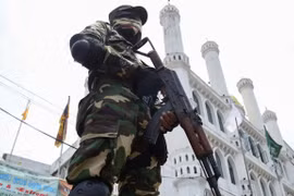 Lực lượng an ninh Sri Lanka gác tại thủ đô Colombo ngày 17/5/2019. (Ảnh: AFP/TTXVN)