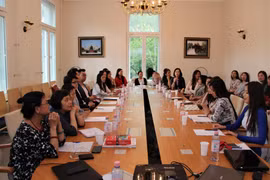 Các giảng viên tham dự buổi tọa đàm. (Ảnh: Anh Đức/Vietnam+)