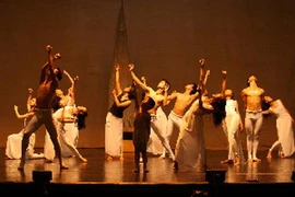 Nghệ sỹ Việt Nam trình diễn tác phẩm vũ kịch ''Kẹp hạt dẻ'' nổi tiếng