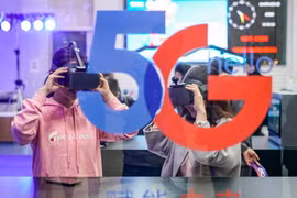 Người dùng trải nghiệm công nghệ 5G tại Bắc Kinh. (Nguồn: Xinhua)