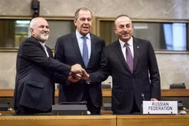 Ngoại trưởng Iran Javad Zarif, Ngoại trưởng Nga Sergei Lavrov và Thổ Nhĩ Kỳ Mevlut Cavusoglu tại cuộc họp về Syria ở Geneva (Thụy Sĩ) ngày 18/12/2018. (Ảnh: AFP/TTXVN)