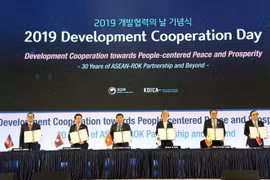 Các trưởng đoàn tham dự Lễ ký Biên bản ghi nhớ về hợp tác phát triển ASEAN-Hàn Quốc. (Ảnh: Hữu Tuyên/TTXVN)