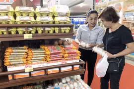 Giới thiệu sản phẩm trứng gia cầm chất lượng cho người tiêu dùng Việt. (Ảnh: Mỹ Phương/TTXVN)