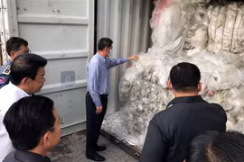 Kiểm tra các container rác thải nhựa bất hợp pháp tại cảng ở Sihanoukville, Campuchia ngày 17/7. (Ảnh: AFP/TTXVN)