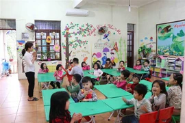Hoạt động dạy và học của cô và trò Trường Mầm non Thanh Khương. (Ảnh: Thanh Thương/TTXVN)