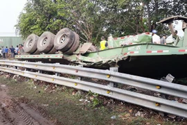 [Video] Hiện trường vụ xe đầu kéo đứt đôi sau va chạm với tàu hỏa
