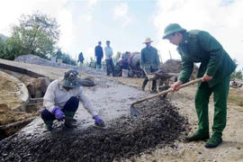 Làm đường giao thông nông thôn. (Ảnh: Công Tuyên/TTXVN)