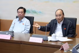 Thủ tướng Nguyễn Xuân Phúc, đại biểu Quốc hội thành phố Hải Phòng, thảo luận về dự án Luật Đầu tư theo hình thức đối tác công tư. (Ảnh: Lâm Khánh/TTXVN)