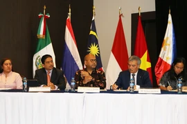 Các đại sứ và đại diện các Đại sứ quán ASEAN tại Mexico tham dự diễn đàn. (Ảnh: Lưu Việt Hùng/TTXVN)