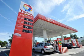 Một cửa hàng bán xăng ở Saint-Herblain, thành phố miền Tây Pháp. (Ảnh: AFP/TTXVN)
