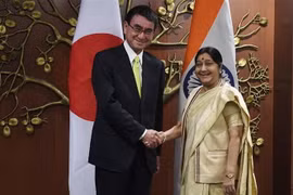 Ngoại trưởng Ấn Độ Sushma Swaraj (phải) và Ngoại trưởng Nhật Bản Taro Kono trong cuộc gặp tại New Delhi ngày 7/1/2019. (Ảnh: AFP/TTXVN)