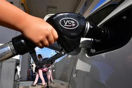 Đổ xăng cho phương tiện ở Los Angeles, California, Mỹ. (Ảnh: AFP/TTXVN)