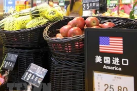 Hoa quả nhập khẩu từ Mỹ được bày bán tại siêu thị ở thủ đô Bắc Kinh (Trung Quốc). (Nguồn: EPA/TTXVN)