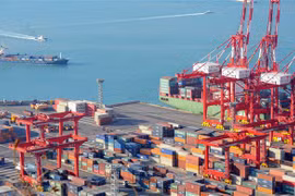 Vận chuyển hàng hóa tại cảng Busan, Hàn Quốc. (Ảnh: AFP/TTXVN)