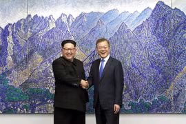 Tổng thống Hàn Quốc Moon Jae-in (phải) trong cuộc gặp thượng đỉnh lịch sử với Nhà lãnh đạo Triều Tiên Kim Jong-un tại Panmunjom ngày 27/4/2018. (Ảnh: Yonhap/TTXVN)