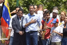 Thủ lĩnh đối lập Venezuela Juan Guaido (giữa) trong cuộc biểu tình phản đối Chính phủ tại Caracas ngày 6/4/2019. (Ảnh: AFP/TTXVN)