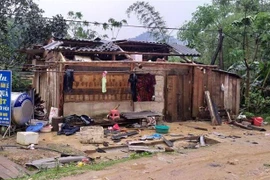 Hộ dân tại xã Thiện Thuật (Bình Gia, Lạng Sơn) bị giông lốc làm tốc mái. (Ảnh: Quang Duy/TTXVN)