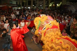 Các em nhỏ dự lễ phá cỗ Trung Thu. (Ảnh minh họa. Nguồn: Thanh Tùng/TTXVN)