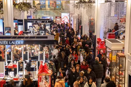 Dân Mỹ mua sắm trong ngày Black Friday. (Nguồn: The New York Times)