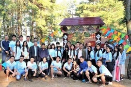 Các thanh niên-sinh viên chụp ảnh lưu niệm. (Ảnh: Dương Trí/TTXVN)