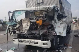 [Video] Tai nạn trên đường dẫn ra cao tốc, 3 người thương vong